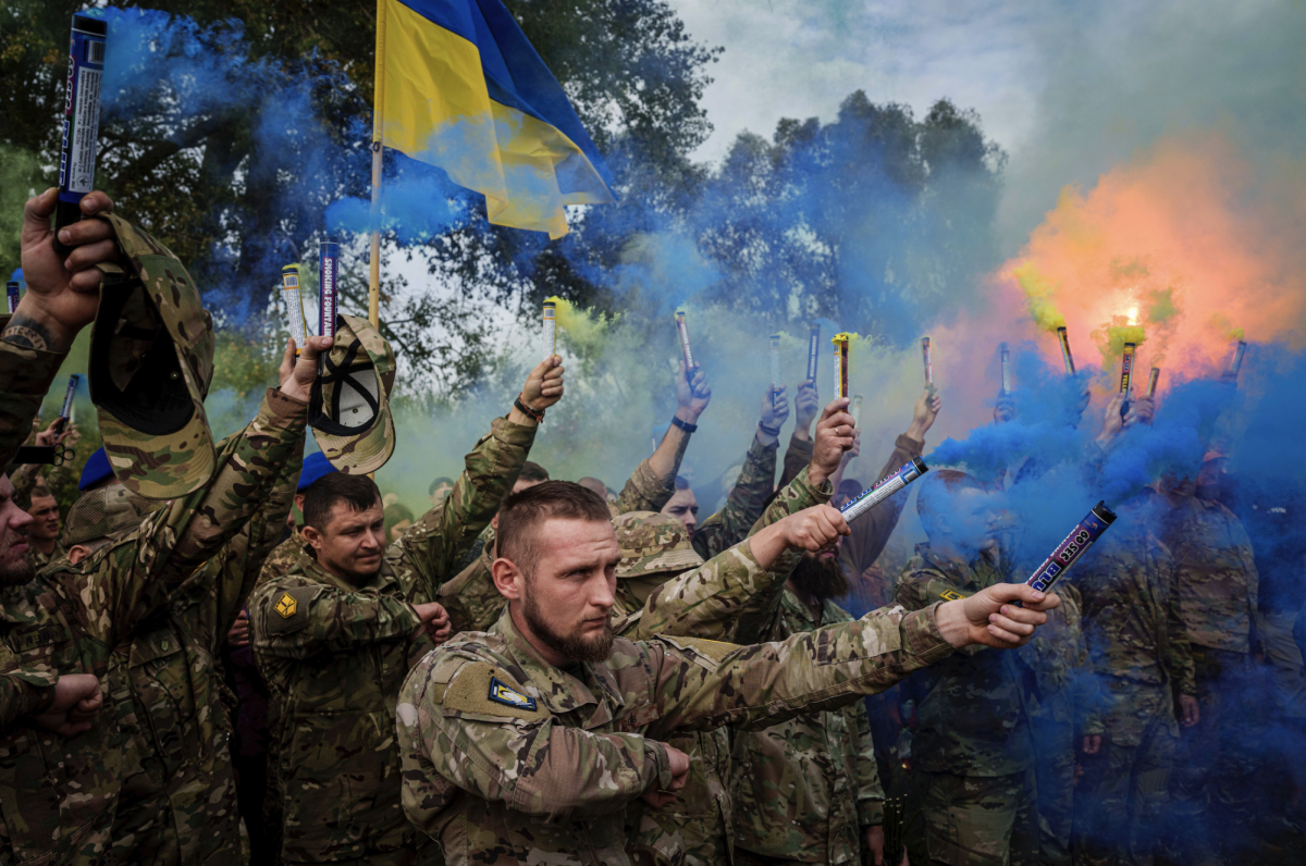 Ukrainian soldiers honor fallen comrades from the Russo-Ukraine war Oct. 4. Opinion Columnist Santiago Montañez Bertoletti encourages American voters to consider each candidates’ goals for international policies, particularly concerning America’s role in international conflicts, this election. (AP Photo/Evgeniy Maloletka)